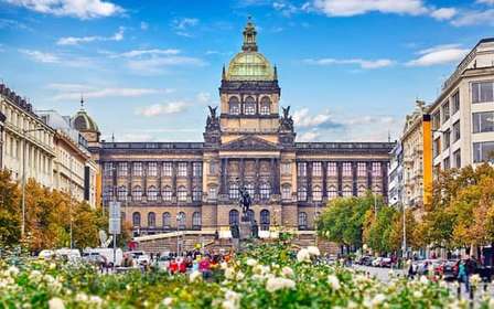 Vanuit Wenen: dagtour met gids door Tsjechië – Praag en Brno