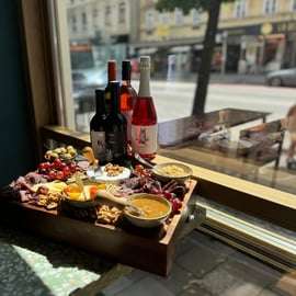 WENEN: Oostenrijkse wijnproeverij met tapas voor twee