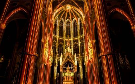 Wenen: Licht van de Schepping Votiefkerk Immersieve lichtshow