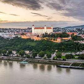 Wenen: rondleiding door Bratislava en Devín-kasteel via Hainburg